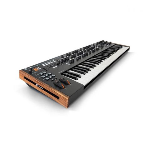 סינתיסייזר novation summit