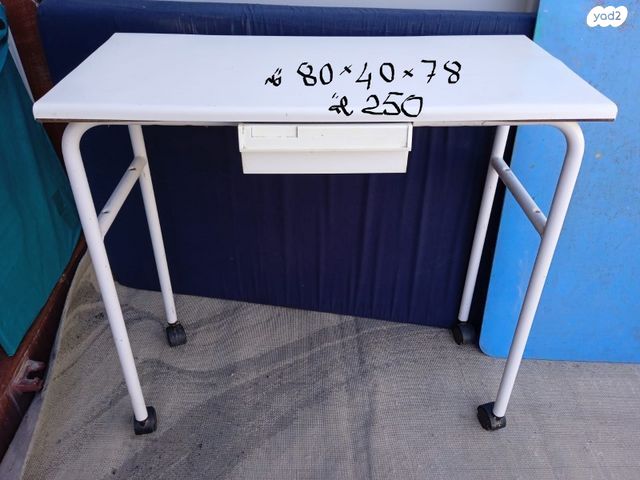 שולחנות מניקור עגלות טיפולים