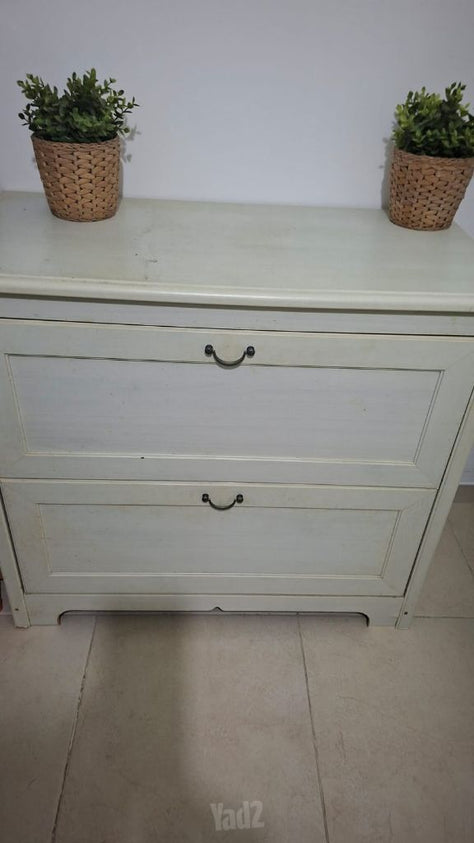 שידה לבנה