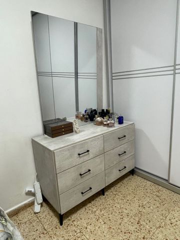 שידה עם מראה