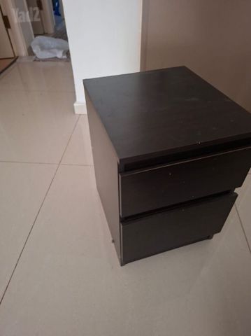 למסירה שידת מגירות