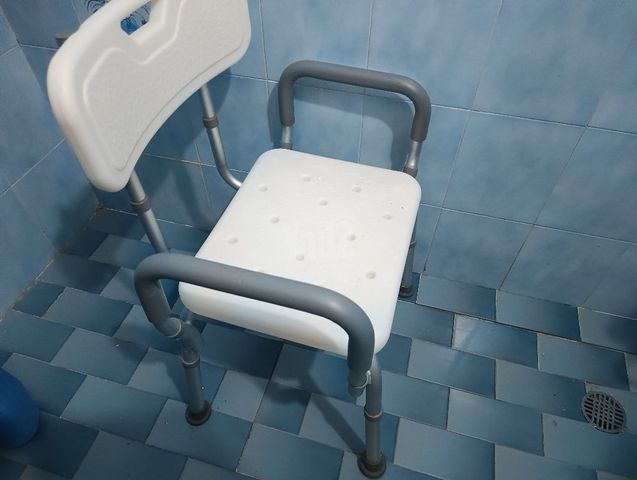 כיסא רחיצה וידית אחיזה
