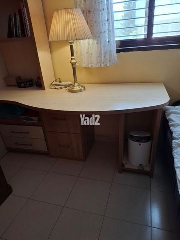 שולחן עם ספריה