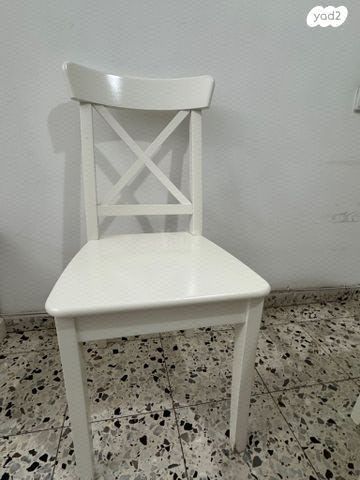שולחן עם כיסאות
