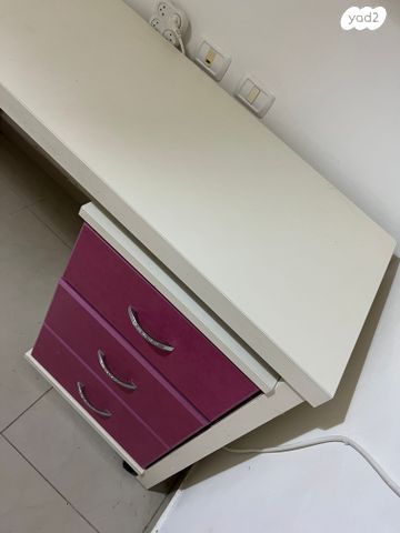 שולחן וכוננית