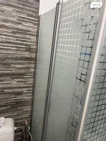 מקלחון פינתי מחולק 80&80