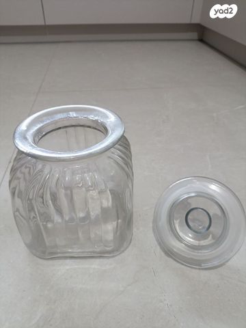 צנצנת ענקית