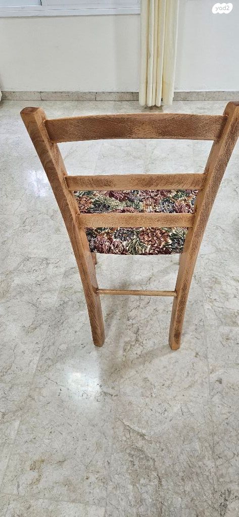כסאות מעץ מלא