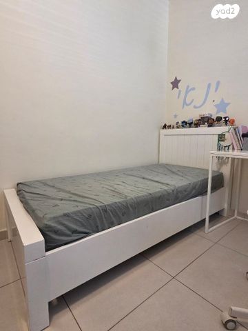 2 מיטות יחיד + מזרונים