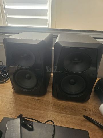 מוניטורים m 50