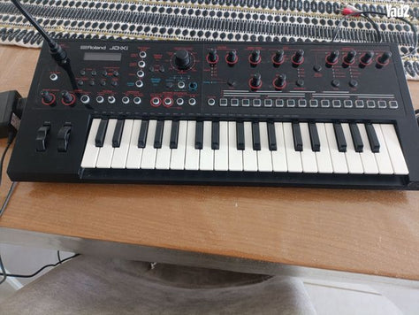 סינטיסייזר של Roland  jdxi