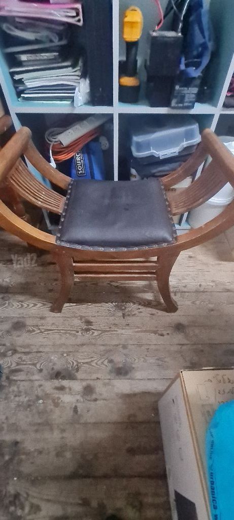 כורסת מעץ מלא
