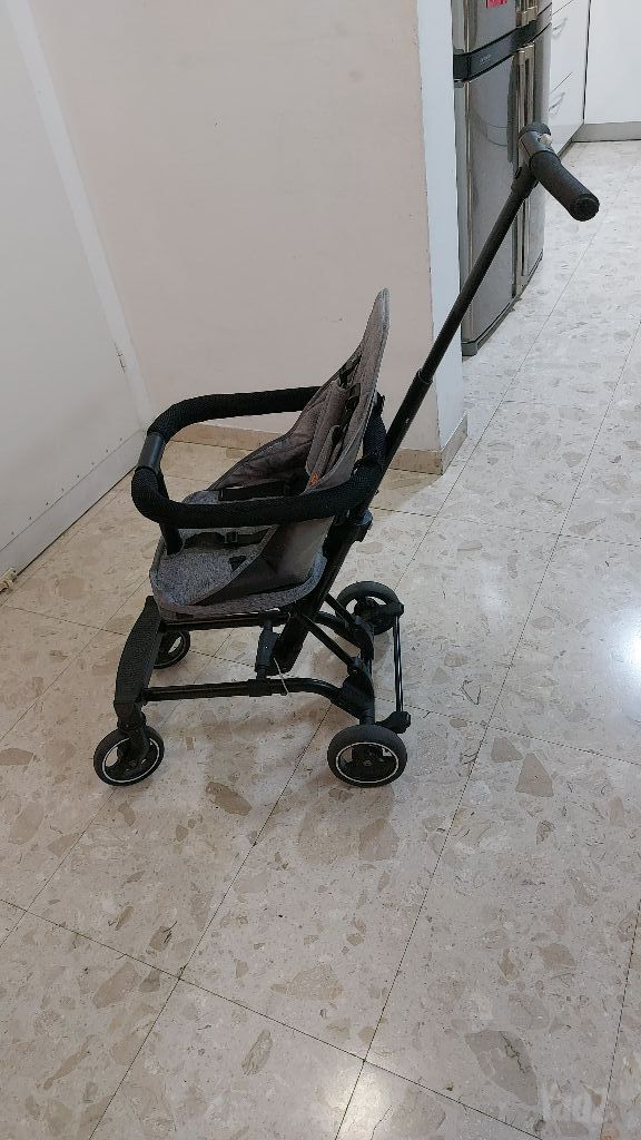 עגלת טיולון קלה