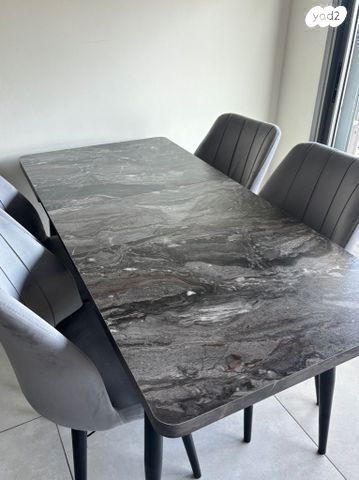 פינת אוכל ללא כיסאות