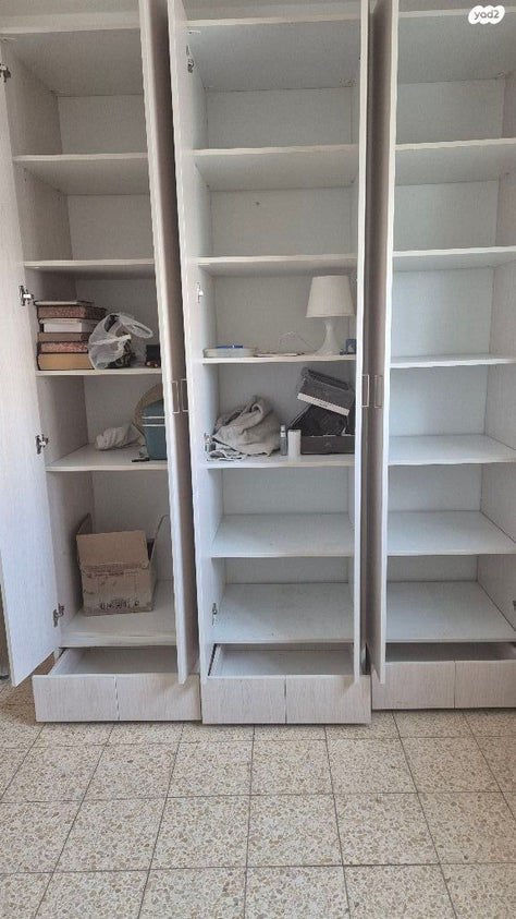 ארון בגדים מעץ