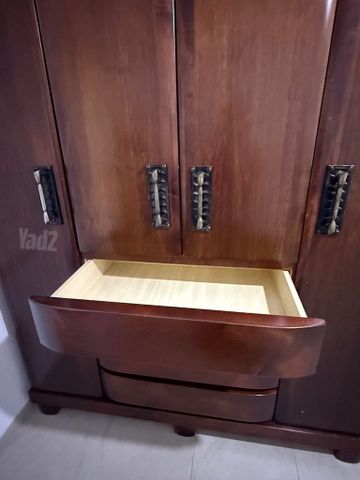 ארון מעץ מלא