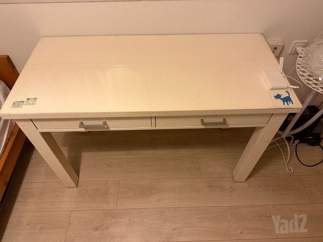 שולחן עם מגירות