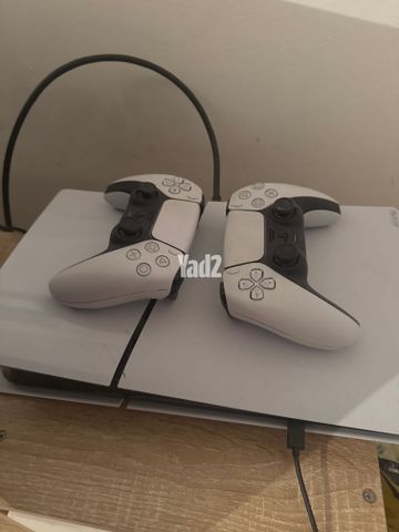 Ps5 עם שני שלטים
