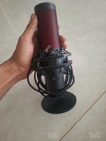 HyperX QuadCast 2 עם מעמד וכבל