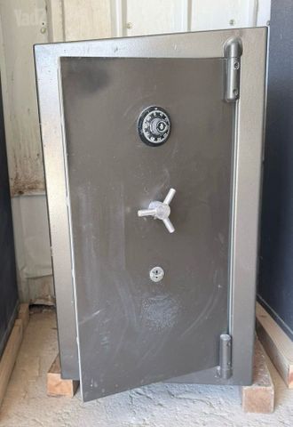 כספת מאסיבית בגובה מטר