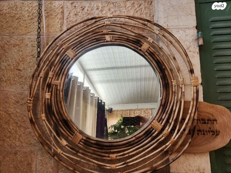מראה יחודית מעץ במבוק