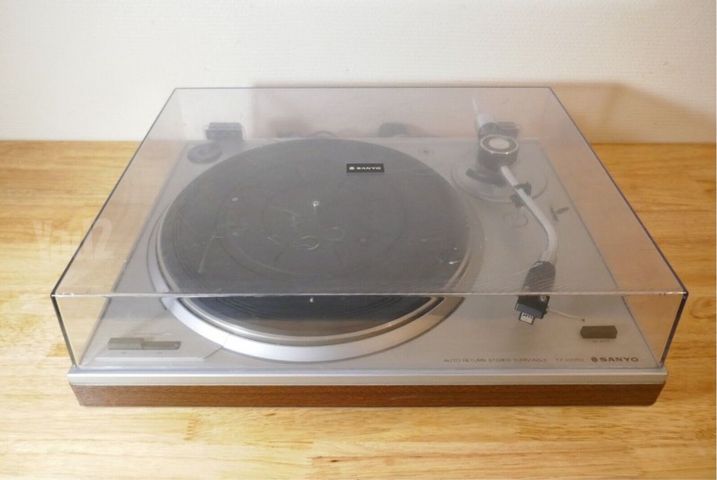 פטיפון sanyo נדיר ביופיו