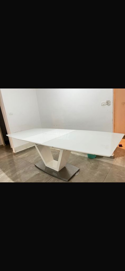 שולחן למכירה