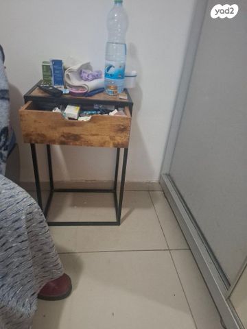 שידה למיטה