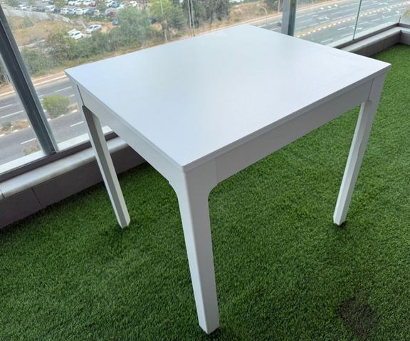 שולחן Ikea בצבע לבן