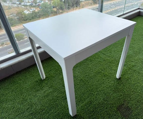 שולחן Ikea בצבע לבן