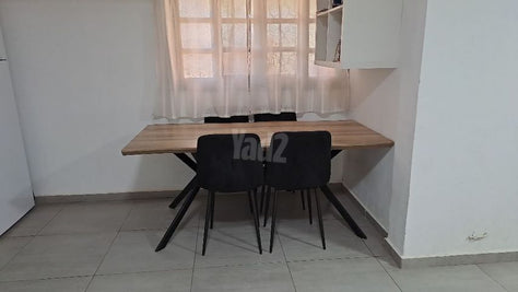 שולחן וכיסאות