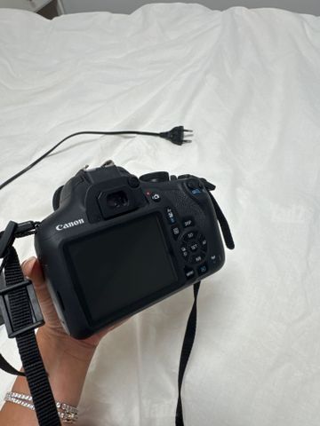 מצלמת קנון EOS 2000D