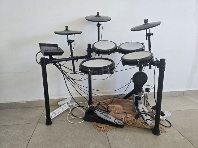 עם מגבר Alesis nitro max