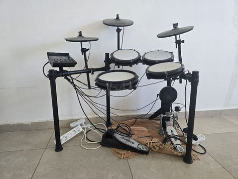 עם מגבר Alesis nitro max