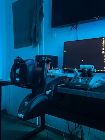 הגה טיסה thrustmaster