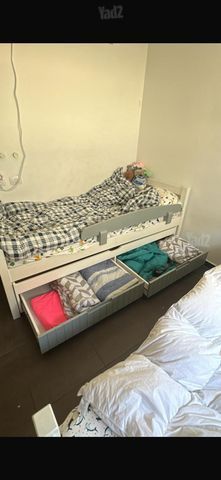 מיטת יחיד לבנה