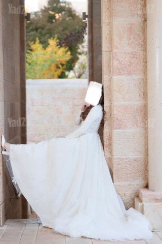 ‏שמלת כלה יוקרתית בעבודת יד