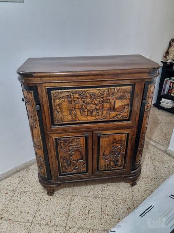 שידה עם תחריטים