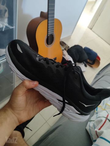 נעלי hoka