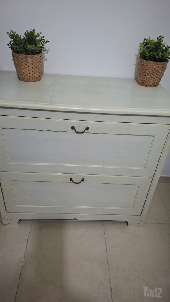 שידה מעץ