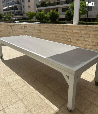 שולחן לחצר