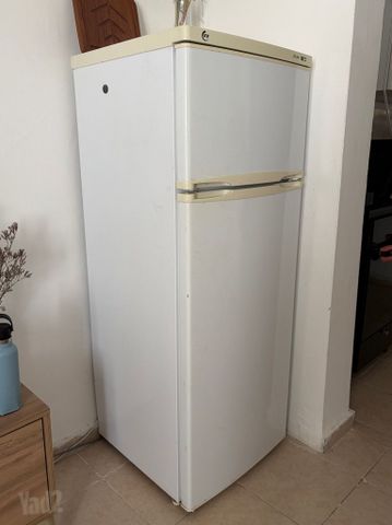 מקרר לבן