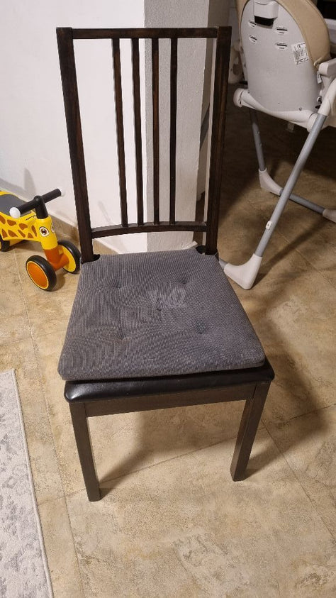 כסאות עץ