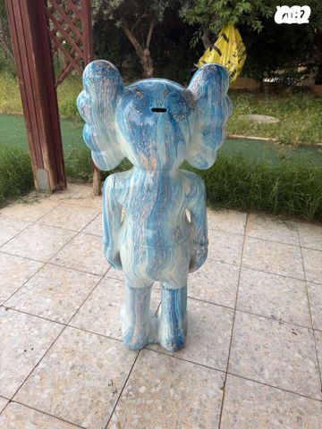 בובת kaws