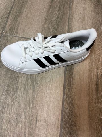 נעלי adidas grand court