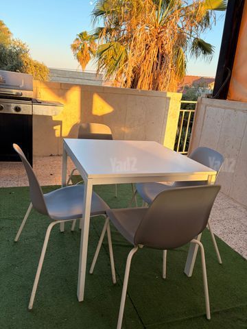 שולחן וכסאות