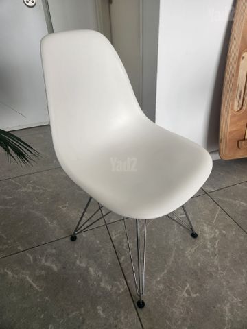 2 כיסאות Vitra Eames DSR
