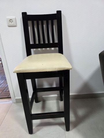שולחן ו-3 כסאות