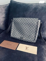 תיק צד לואי ויטון District GM