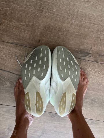 נעלי ספורט adizero